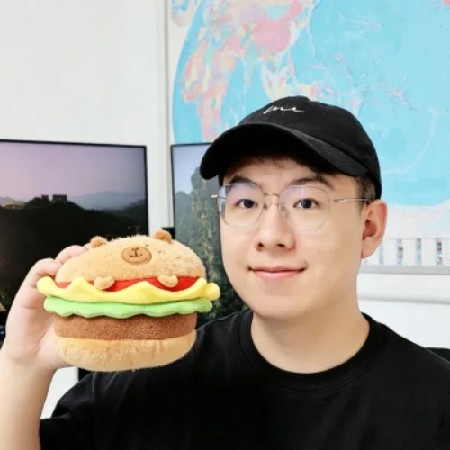 汉堡哥手持汉堡玩偶的照片