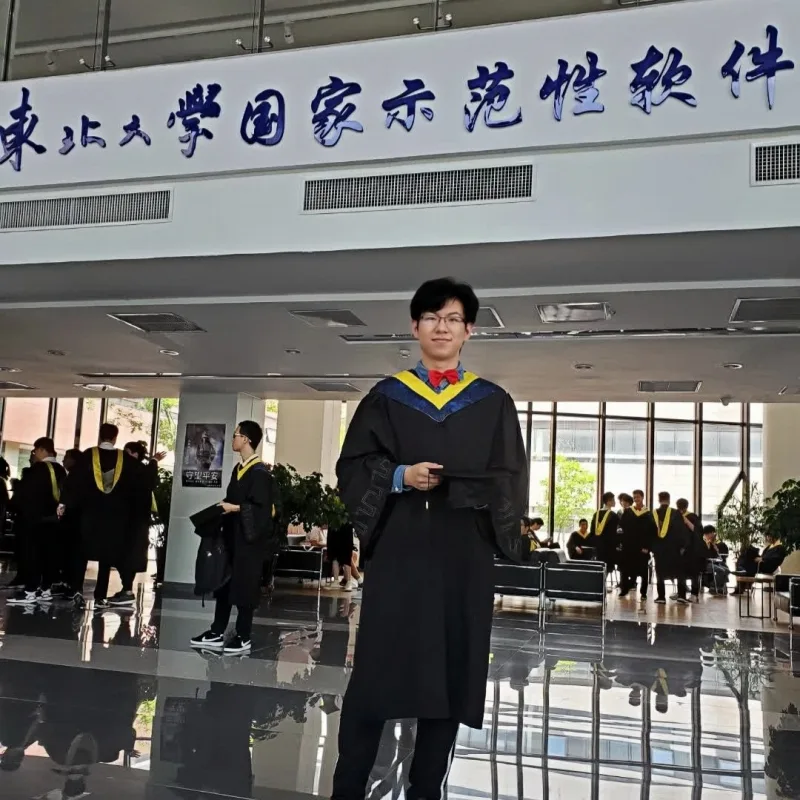 汉堡哥身穿学位服的毕业照